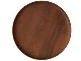 En rund, flad, mørkebrun træbakke med en diskret hævet kant, vist på en almindelig hvid baggrund.