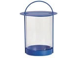 En moderne blå lanterne i metal og glas med en cirkulær base, cylindrisk glaskrop og et buet håndtag på toppen.