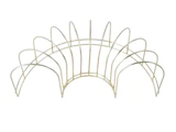 Et guldfarvet metalstativ med vifteform, der holder flere ting lodret.