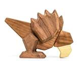 Et trælegetøj formet som en stiliseret dinosaur med kantede træk, lavet af forskellige nuancer af træ, på en hvid baggrund.