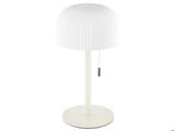 Hvid bordlampe med en rund, riflet, kuppelformet lampeskærm, en slank, lodret stamme, en rund fod og en trækædekontakt, der hænger ned under lampeskærmen.