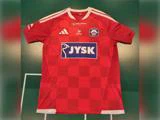Rød Silkeborg IF-fodboldtrøje med ternet mønster og sponsorlogoer for JYSK og Lars Larsen Group.