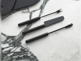 Pebble osteskærer m. ekstra strenge, kniv & gaffel i sort rustfrit stål fra Normann Copenhagen