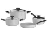 Et sæt bestående af fire hvide gryder og pander med non-stick-belægning, sorte håndtag og glaslåg.