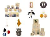 En collage af forskelligt babylegetøj, bl.a. træklodser, en perlelabyrint, bløde bolde, en plysbjørn, en kludedukke, en bidering og stabelklodser med dyreillustrationer.