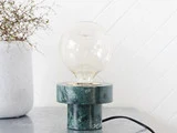 Pin bordlampe i grøn marmor fra House Doctor