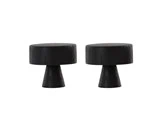 To små, runde, sorte træskamler med cylindriske sæder og kegleformede fødder er placeret side om side mod en hvid baggrund.