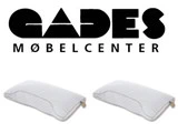 Logo med teksten GADES MØBELCENTER over to hvide rektangulære puder på en ensfarvet baggrund.