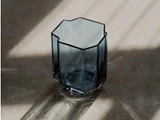 Funki Light Asymmetrisk lysestage i blå fra Louise Roe - Ø: 10 cm H: 13 cm