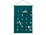 En mørkegrøn hængende stofadventskalender med nummererede lommer fra 1 til 24. Nogle af lommerne indeholder små indpakkede gaver.