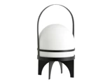 Moderne lampe med kuppelformet hvid skærm, sort cirkulær ramme, buet håndtag og fire sorte ben, der ligner et æg i et minimalistisk stativ.