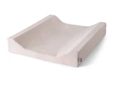 En beige formet puslepude med hævede sider, designet til at skifte ble på en sikker måde.