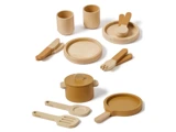 Et sæt legetøjskøkkenudstyr i træ med kopper, tallerkener, redskaber, en gryde med låg, en pande og serveringsredskaber, alt sammen i naturtræ og sennepsgule toner.