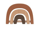 Tre regnbuebuer af træ i brun, beige og mørkebrun er stablet sammen og danner et enkelt, minimalistisk stykke legetøj eller dekoration.