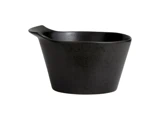 En sort keramisk sovseskål med en tud på den ene side, placeret på en hvid baggrund.