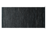 En rektangulær sort struktureret dørmåtte med et diskret vævet mønster på en hvid baggrund.