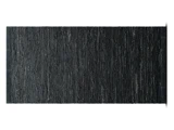 En rektangulær sort struktureret dørmåtte med et diskret vævet mønster på en hvid baggrund.