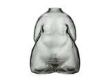En klar glasvase formet som en stiliseret kvindetorso med diskrete kurver og markerede bryster på en hvid baggrund.