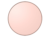Et rundt spejl med en tynd, brun ramme og et svagt rosa skær på den reflekterende overflade, vist mod en hvid baggrund.