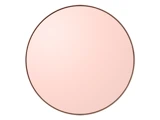 Et rundt spejl med en tynd, brun ramme og et svagt rosa skær på den reflekterende overflade, vist mod en hvid baggrund.