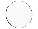 Et enkelt, rundt spejl med en tynd, sort ramme, fotograferet mod en hvid baggrund.