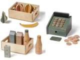 Legetøjssæt i træ med frugtstykker, mælke- og juicekartoner, et kasseapparat, legemønter og en træbakke, alt sammen designet til købmandsleg.