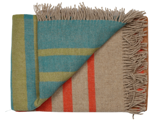 Et foldet uldtæppe med frynsede kanter og blå, grønne og orange striber på en beige baggrund.