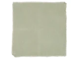 Et firkantet stykke lysegrønt, let struktureret stof med flossede kanter, fotograferet mod en hvid baggrund.
