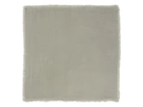 En almindelig, lysegrå firkantet stofserviet med let flossede kanter, lagt fladt mod en hvid baggrund.