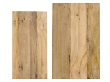 To rektangulære træplader med naturlige årer og knaster, der står oprejst side om side på en almindelig hvid baggrund.