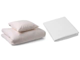 En foldet lyserød dyne med en matchende pude ligger ved siden af et pænt foldet hvidt lagen på en almindelig hvid baggrund.