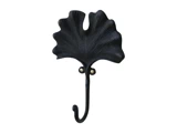 En sort vægknage designet til at ligne et ginkgoblad med en enkelt buet krog, der stikker ud fra basen.