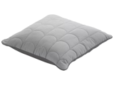 En grå, kviltet firkantet pude med et diskret kammuslingemønster på oversiden, vist mod en hvid baggrund.