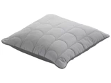 En grå, kviltet firkantet pude med et diskret kammuslingemønster på oversiden, vist mod en hvid baggrund.