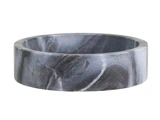 En rund, mørkegrå marmorskål med hvide årer, set forfra mod en hvid baggrund.
