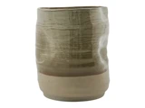 En keramisk kop med en blank olivengrøn overdel og en mat beige underdel med en lidt uregelmæssig, håndlavet form.