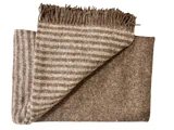 Et foldet brunt uldtæppe med frynser, hvor den ene side er ensfarvet brun og den anden har lyse- og mørkebrune striber.