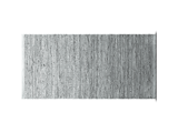 Et rektangulært, gråt vævet tæppe med et enkelt, struktureret mønster og korte hvide frynser på de korte ender, vist på en hvid baggrund.