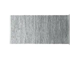 Et rektangulært, gråt vævet tæppe med et enkelt, struktureret mønster og korte hvide frynser på de korte ender, vist på en hvid baggrund.