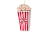 En popcornboks med røde og hvide striber, fyldt med popcorn og ordet Popcorn skrevet på forsiden.