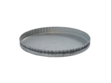 En rund, flad, grå metalbakke med en hævet, riflet kant, fotograferet på en hvid baggrund.