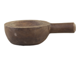 En morter af træ med en rund skål og et kort, tykt håndtag, set fra siden mod en hvid baggrund.