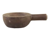 En morter af træ med en rund skål og et kort, tykt håndtag, set fra siden mod en hvid baggrund.