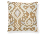 Firkantet pyntepude med et beige og hvidt ikat-mønster med abstrakte former og symmetriske mønstre.