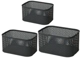 Tre sorte rektangulære plastkurve med afrundede hjørner og cirkulære huller på siderne, arrangeret i et trekantet mønster på en hvid baggrund.