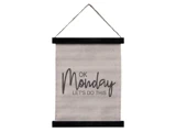 Et vægophæng i stof med sorte kanter og reb, der viser teksten OK Monday, LETS DO THIS i en fed, moderne skrifttype.