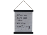 Et hængende skilt med teksten: Når vi har hinanden, har vi alt.