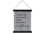 Et hængende skilt med teksten: Når vi har hinanden, har vi alt.