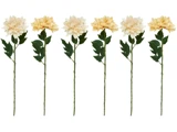 Seks kunstige cremefarvede og lysegule krysantemumblomster med grønne stilke og blade er arrangeret i en række på en hvid baggrund.