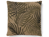 Firkantet pude med en struktureret beige baggrund med et mønster af overlappende grønne og mørke olivenfarvede palmeblade.
